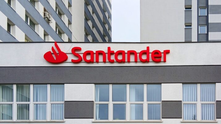 Fachada de agência do banco Santander Brasil (SANB11).