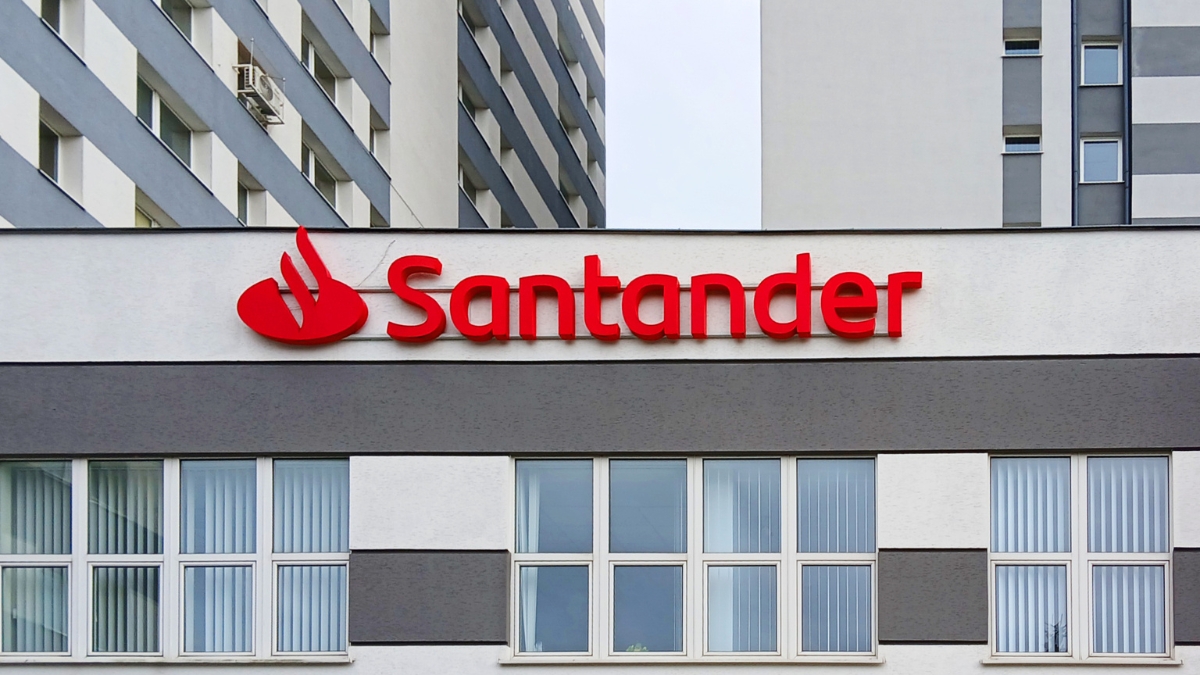 Fachada de agência do Santander Brasil