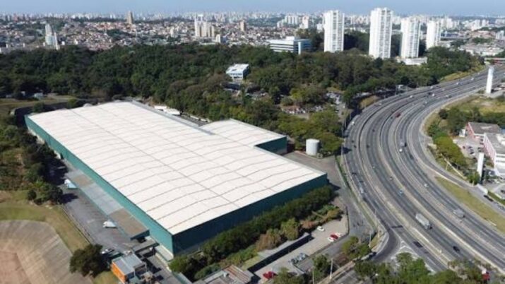 Galpao logistico GPA CD04 Sao-Paulo, visto de cima, com Rodovia Anhanguera ao lado.