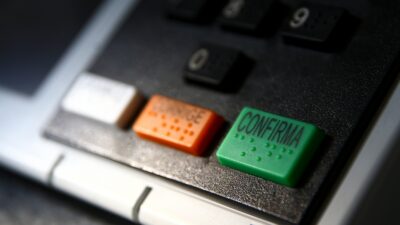 Técnicos do TRE-DF realizam a conferência e a lacração de urnas eletrônicas para o 1º turno das Eleições 2022