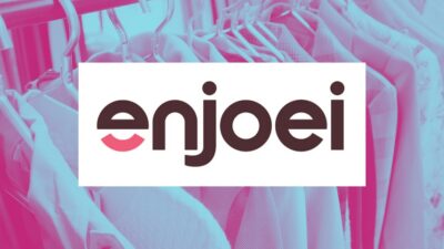 Montagem com a logo da enjoei e uma arara de roupas ao fundo em tons de rosa