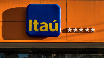 Fachada com o logo do banco Itaú