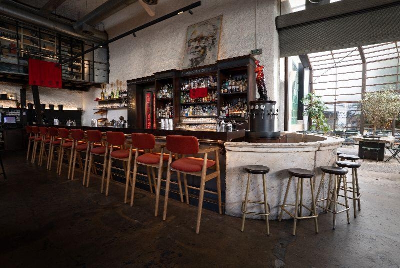 Bar em estilo neoindustrial com bancada e cadeiras