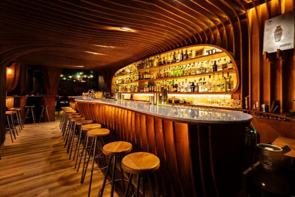  interior de madeira de bar