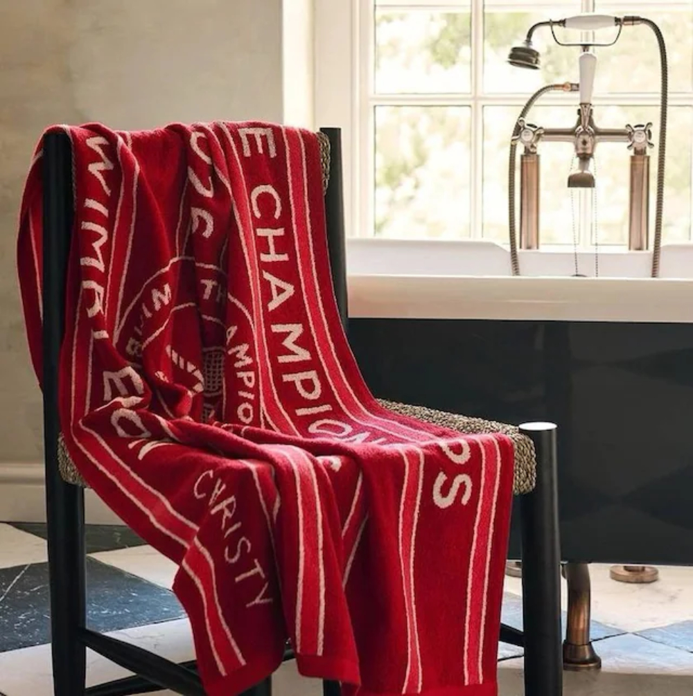 Toalha vermelha "strawberry red" de Wimbledon está sendo vendida em sites de revenda