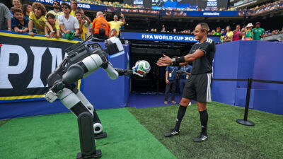 Robô humanoide da Hyundai chamou a atenção durante intervalo do jogo entre Brasil e Noruega