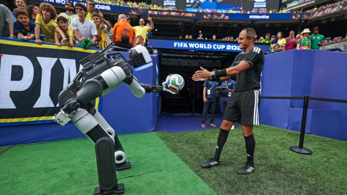 Robô humanoide da Hyundai chamou a atenção durante intervalo do jogo entre Brasil e Noruega