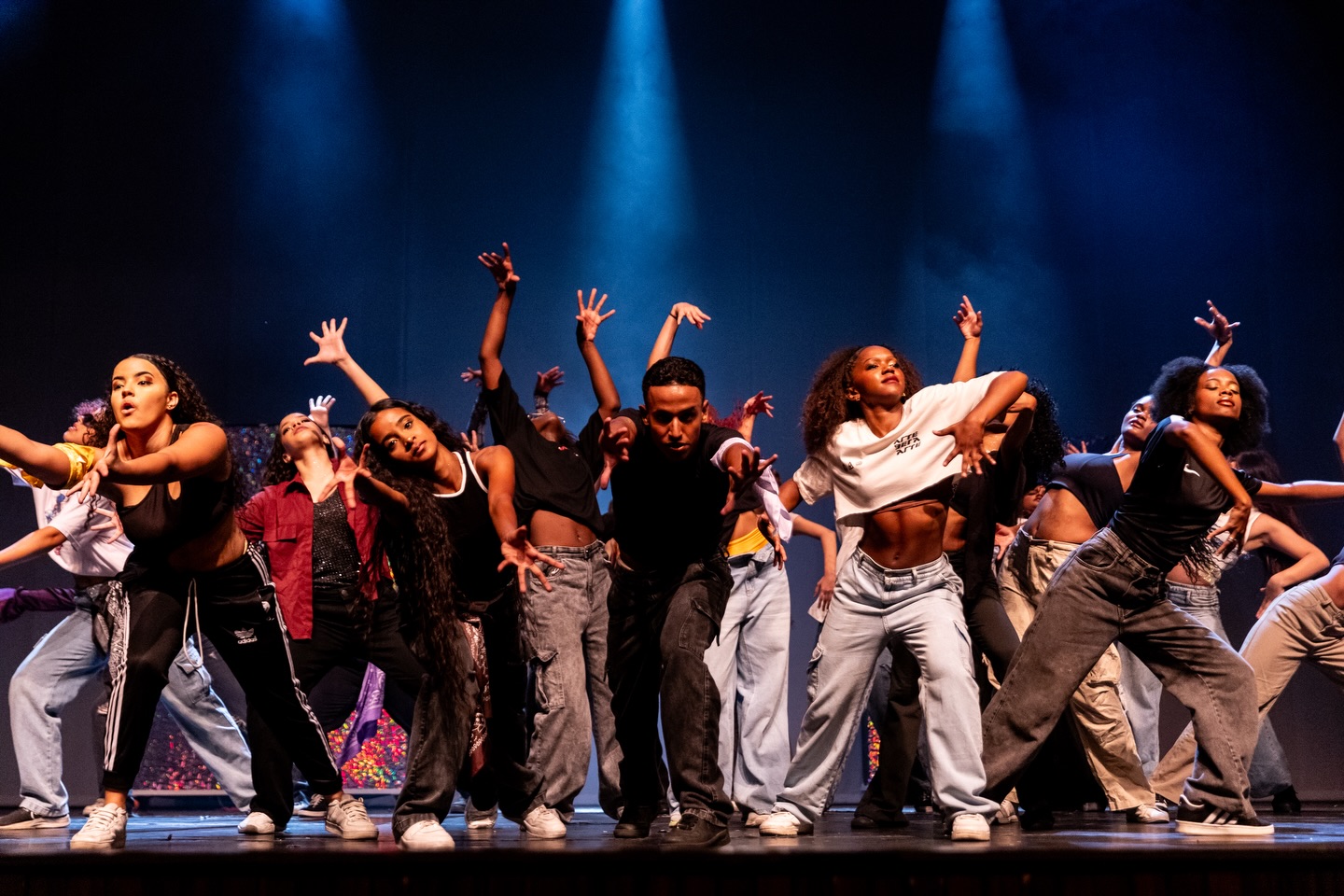 jovens no palco apresentando danças urbanas
