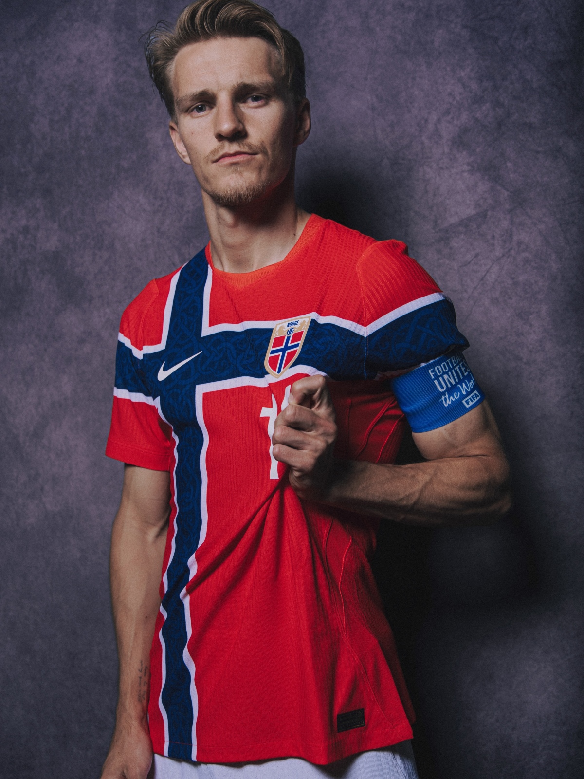 Jogador em fundo cinza com blusa da Noruega
