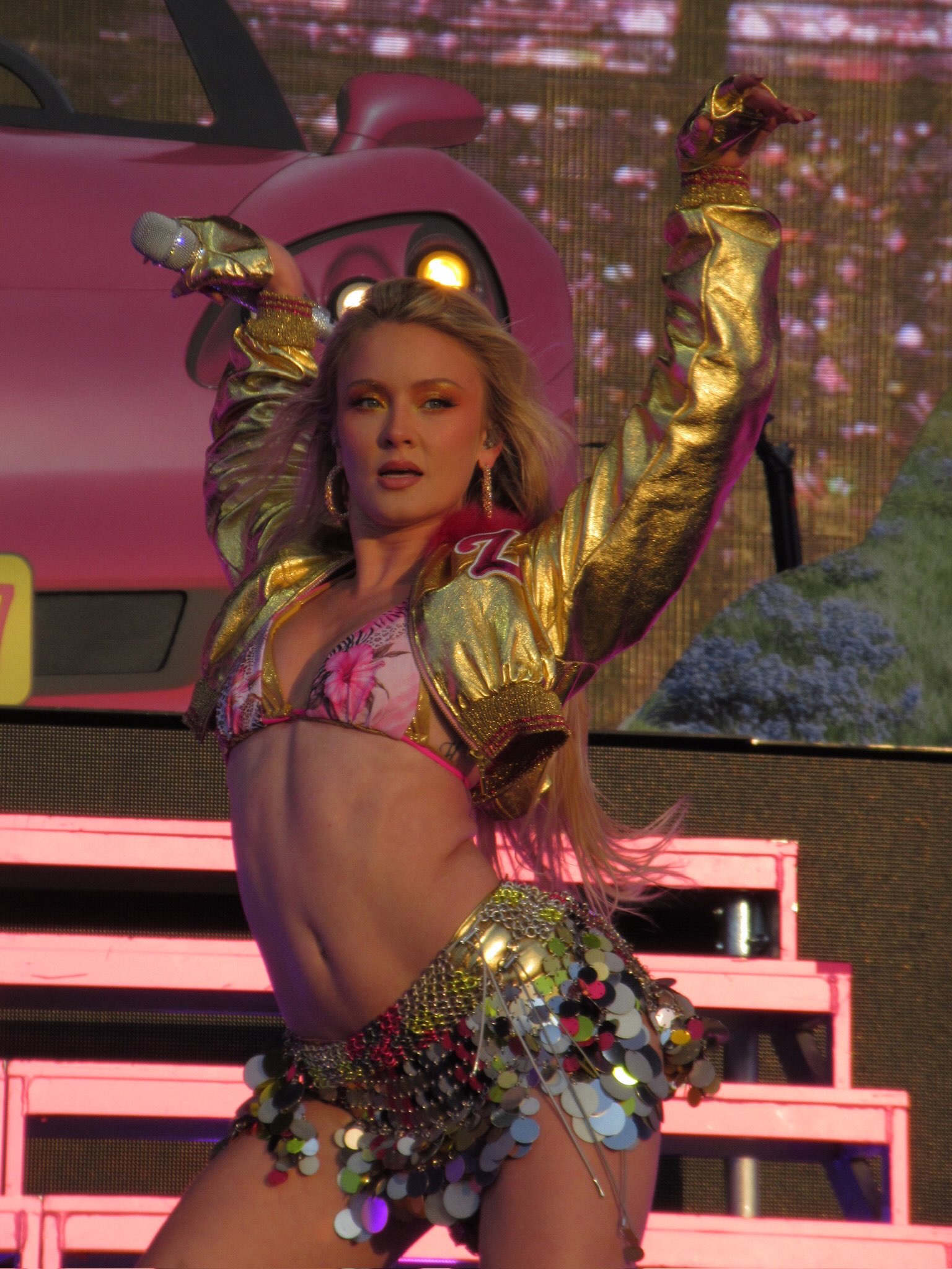 Zara Larsson em cima do palco dançando