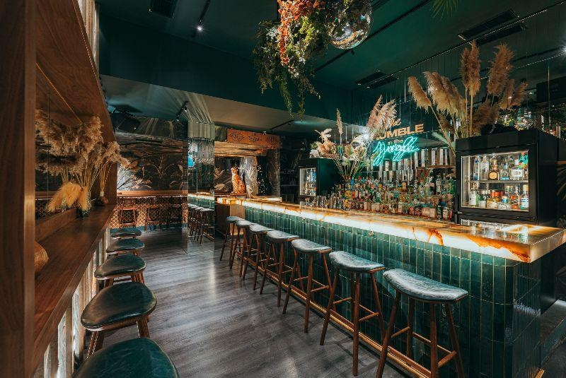 bar elegante com bancada e cadeiras
