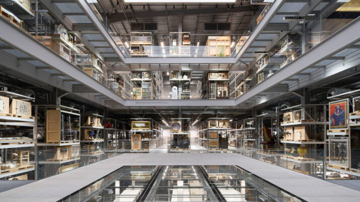 Funcionários que trabalham no V&A East Storehouse, centro de armazenamento do Victoria and Albert (V&A), reclamam das condições de trabalho