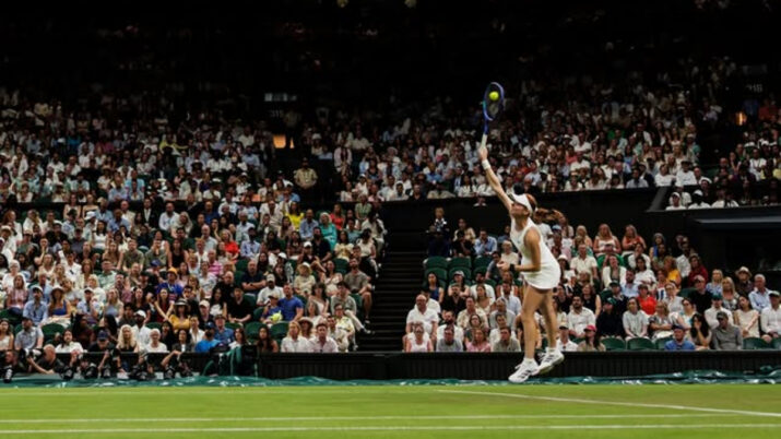 Toalha vermelha de Wimbledon é o novo item de desejo da vez