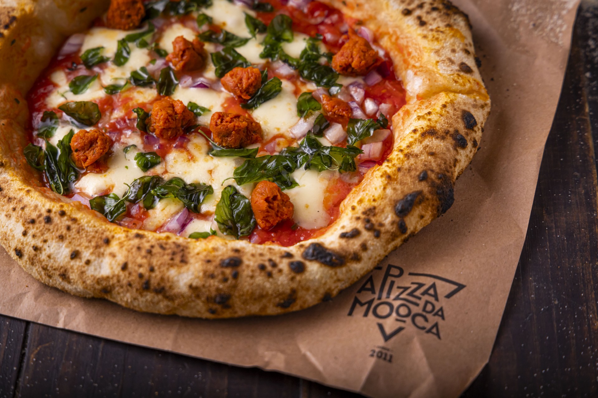 Leva molho de tomate, mozzarella fior di Latte BONFIORE®️, cebola roxa, sobrassada mallorquina PIRINEUS®️. Finalizada com crispy de manjericão e mel.