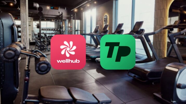 Logo do TotalPass e Wellhub e, ao fundo, equipamentos de academia