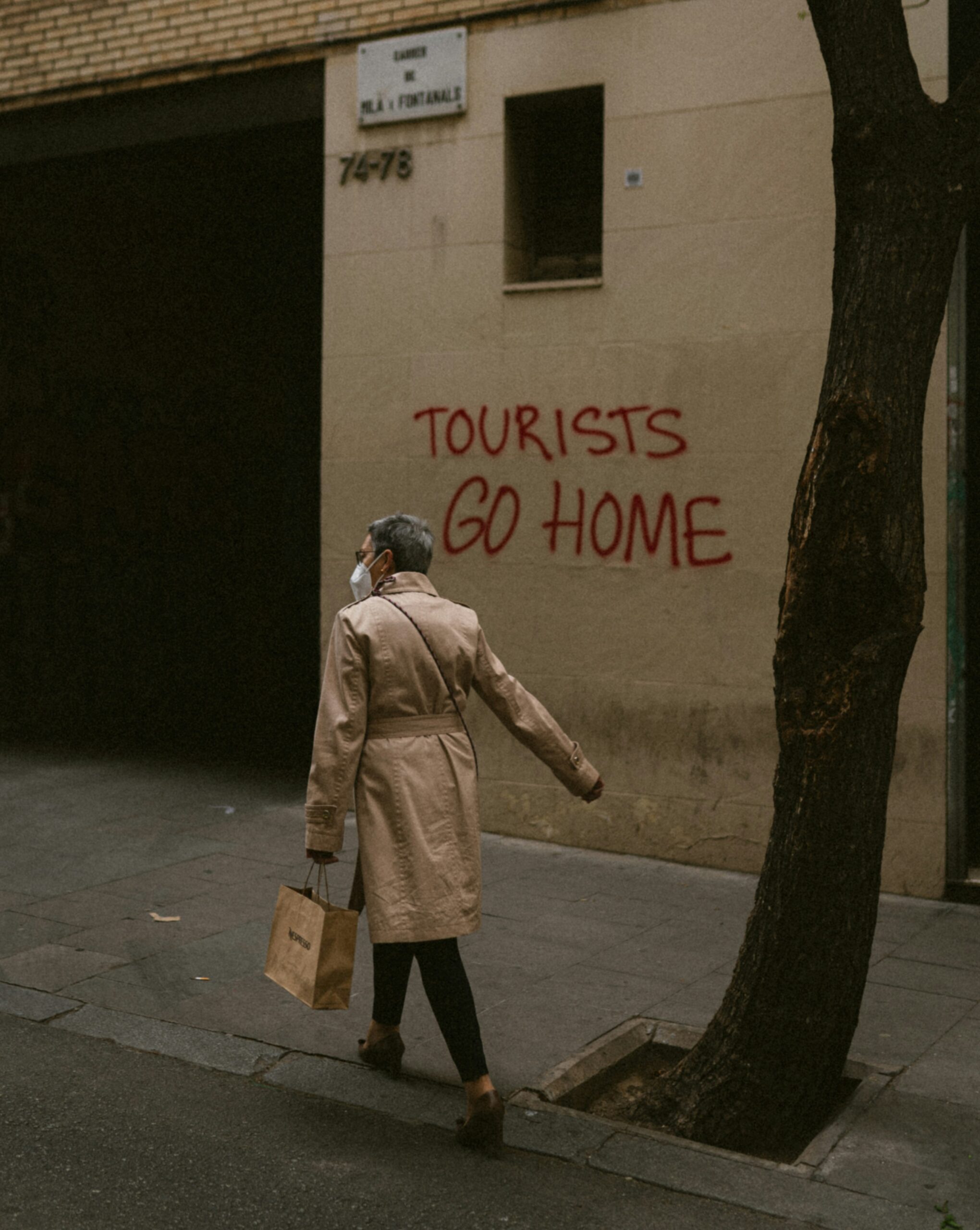 Muro de Barcelona é pichado com frase "Turistas, vão para casa"