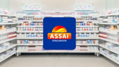 Logo do Assaí (ASAI3) e, ao fundo, uma farmácia