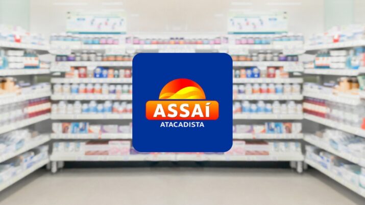 Logo do Assaí (ASAI3) e, ao fundo, uma farmácia