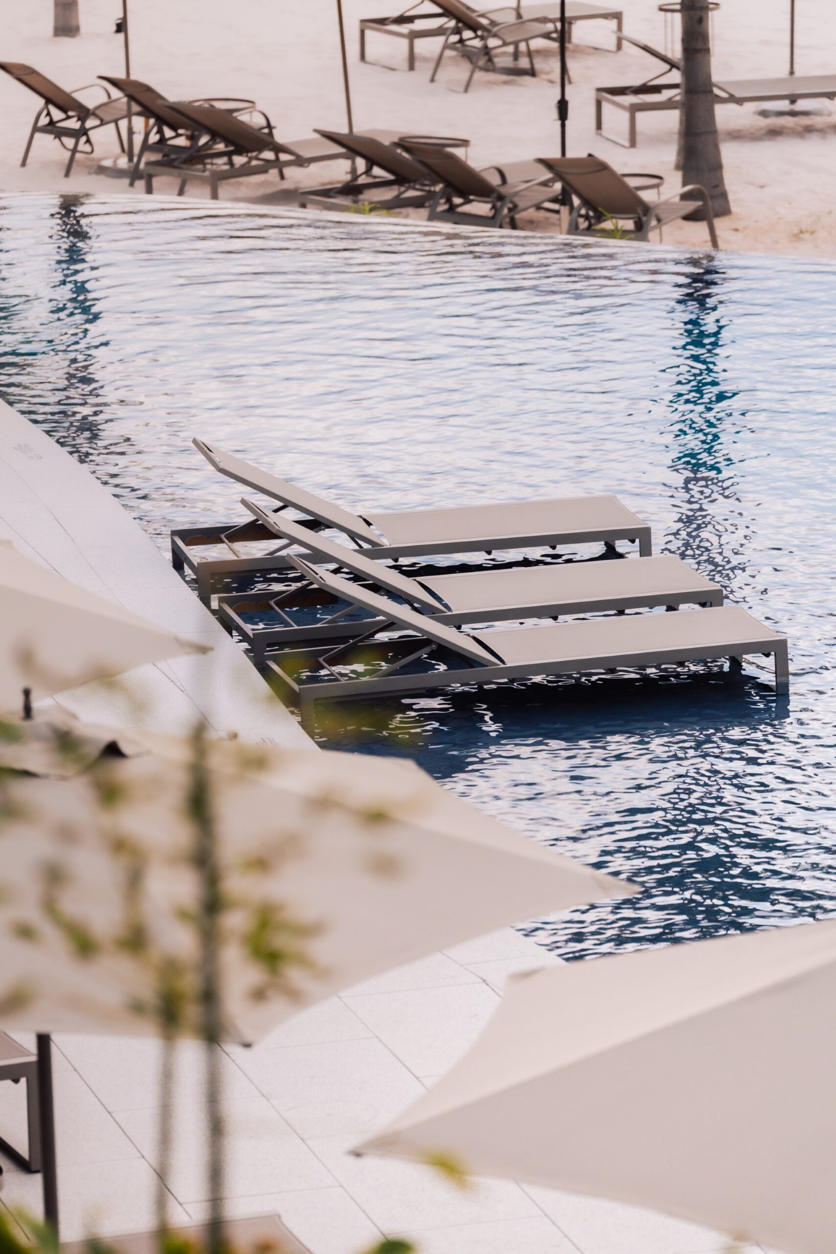 piscina com espreguiçadeira