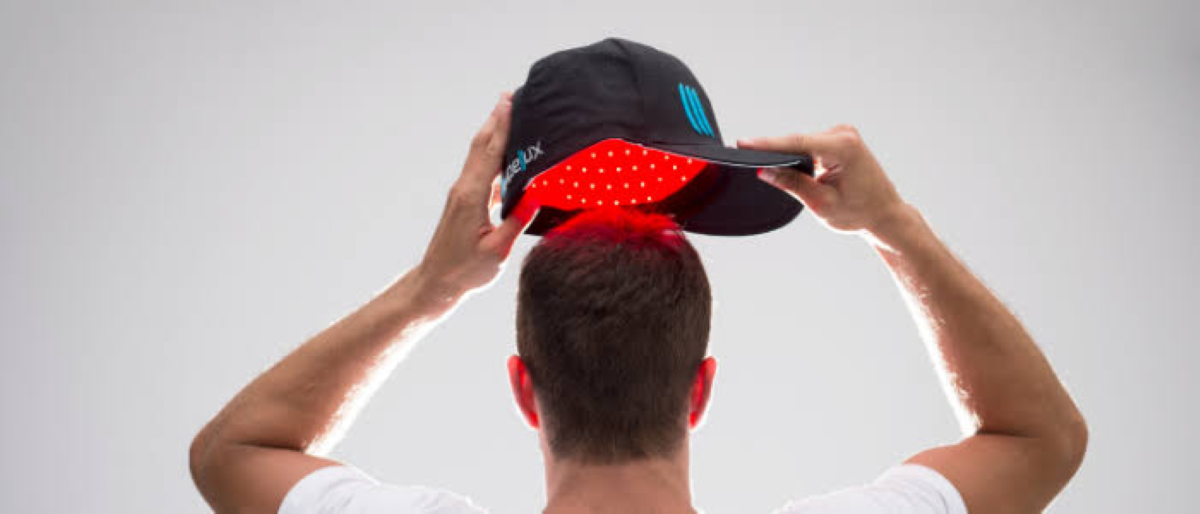Homem com cabelo visto de costas colocando um boné de led