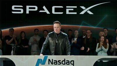 print do youtube contendo a logo da spacex no topo, elon musk ao centro e a logo da nasdaq na parte inferior, em evento de ipo da spacex