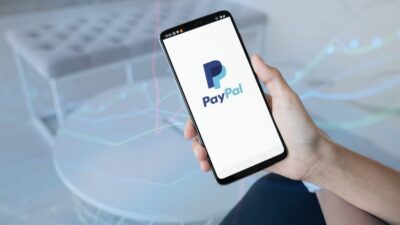 Tela de celular com o logo do PayPal