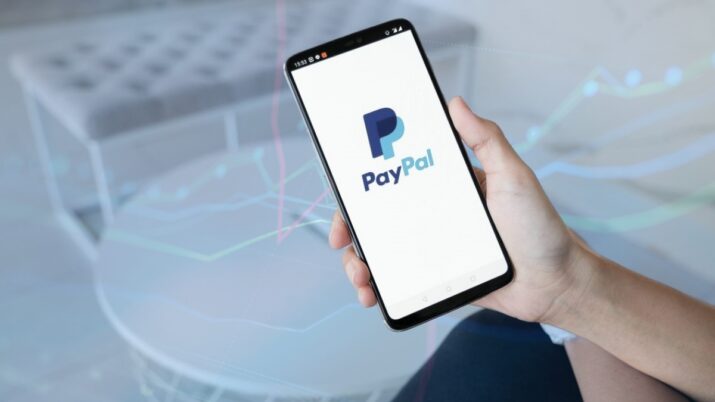 Tela de celular com o logo do PayPal