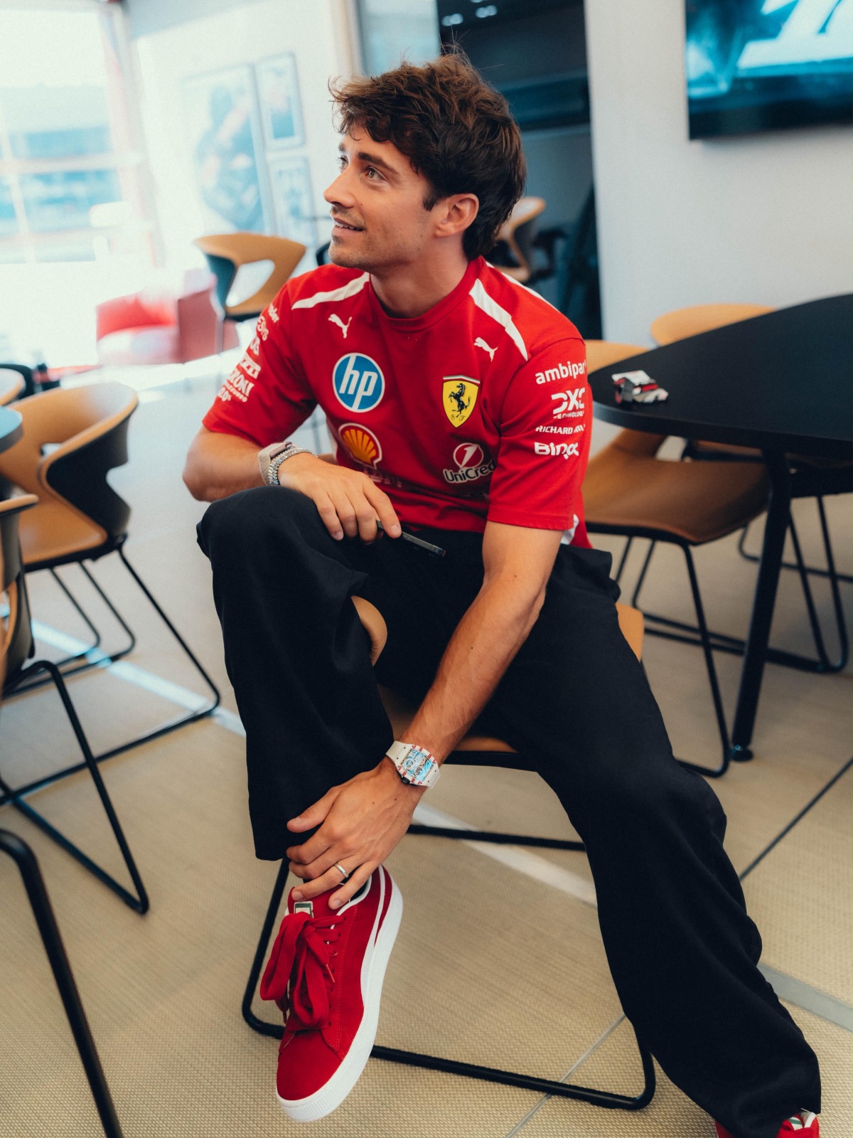 charles leclerc sentado com relógio no pulso
