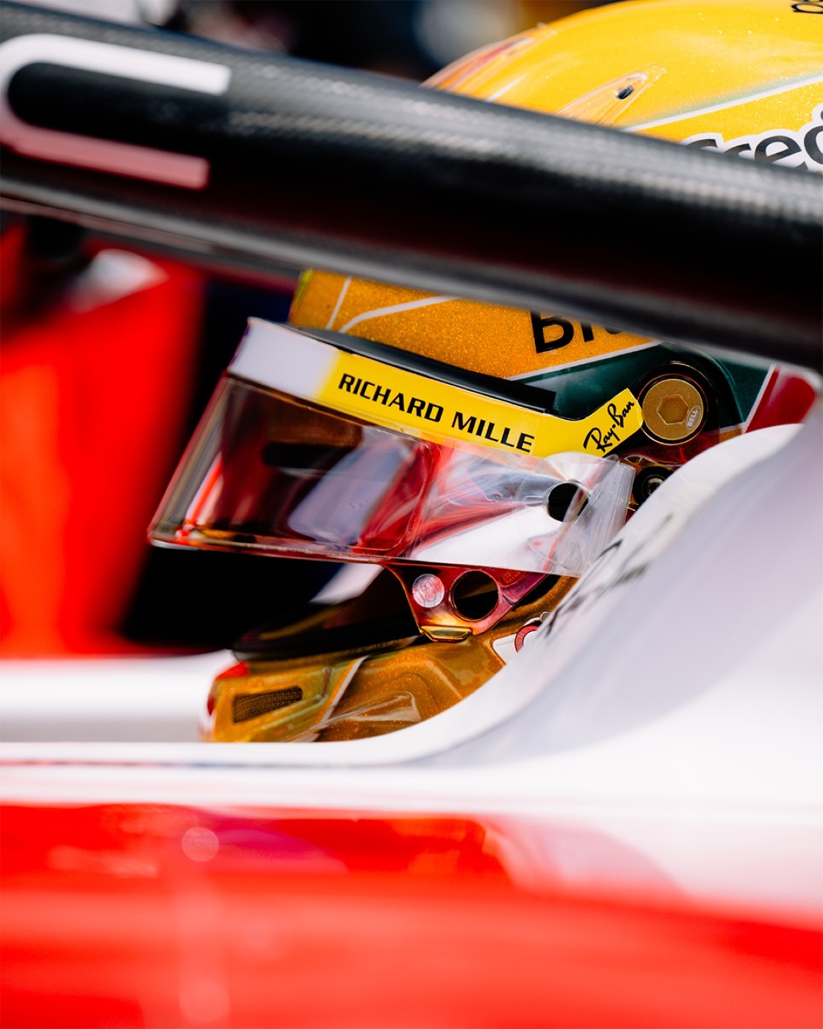 capacete amarelo da ferrar com logo da richard mille
