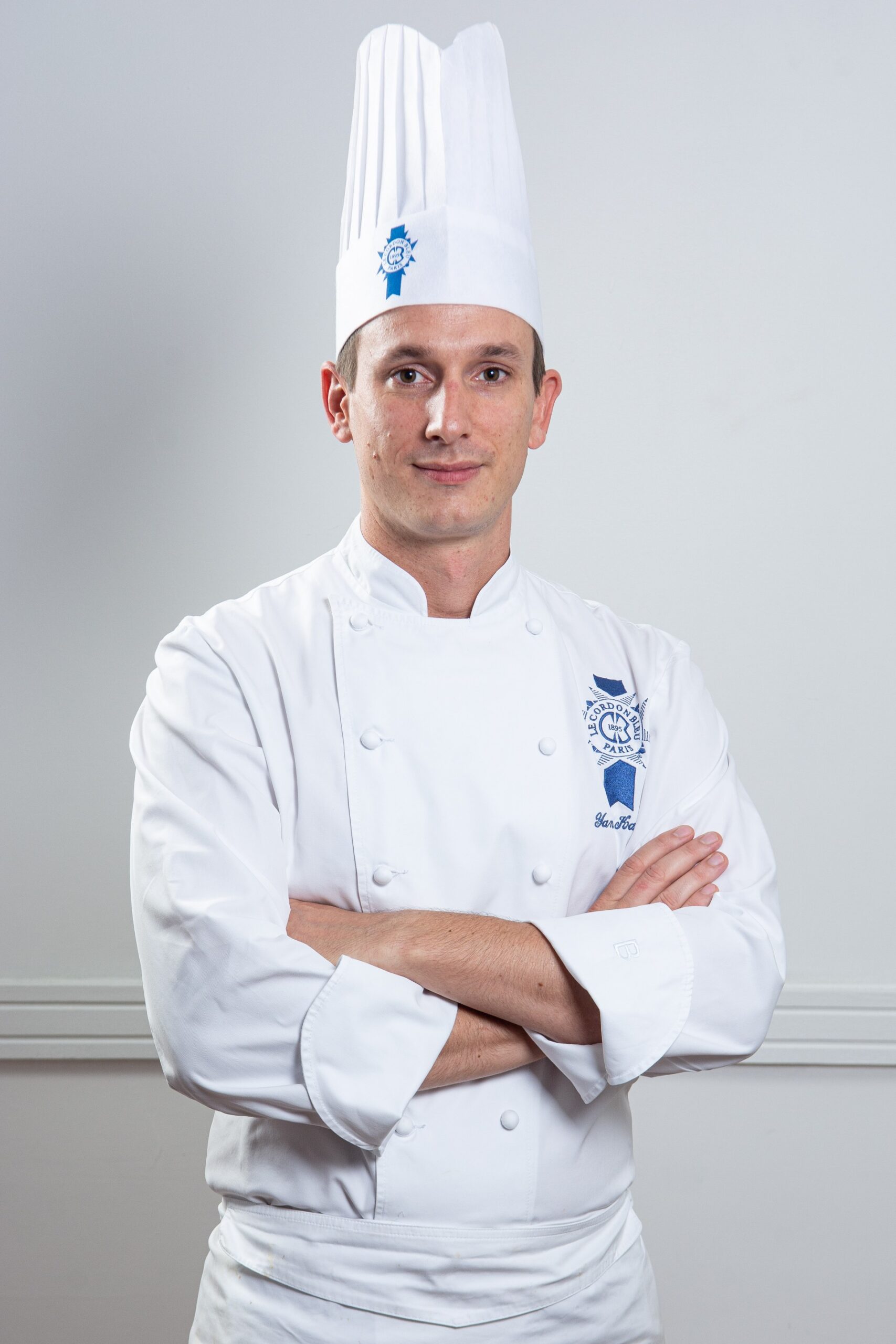 Chef com uniforme em fundo branco