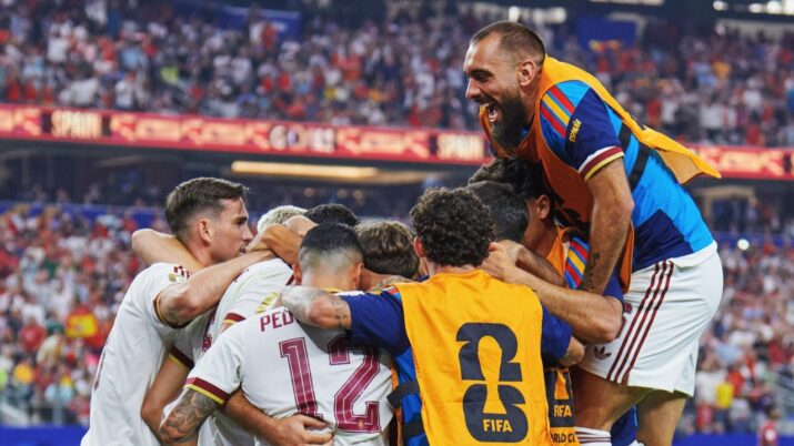 jogadores da espanha comemorando