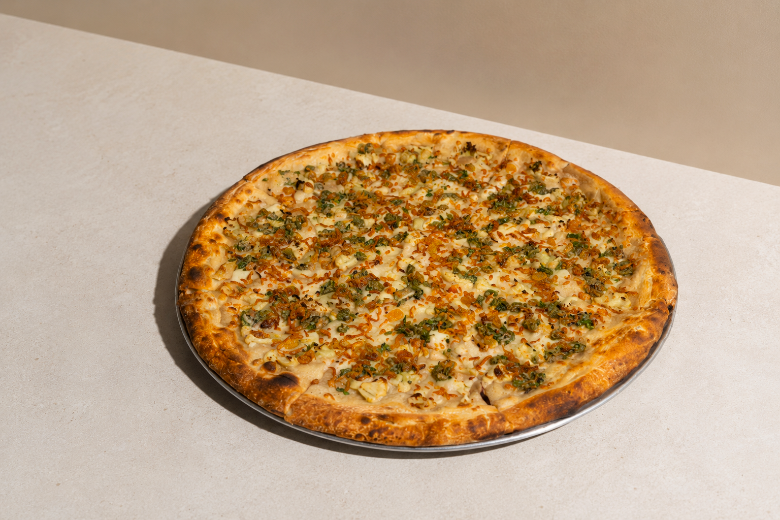 pizza em cima de mesa branca