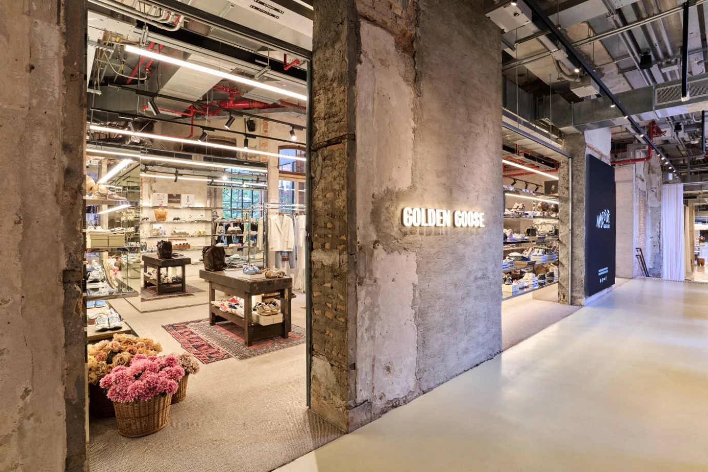 Novo espaço da Golden Goose no Brasil aposta em personalização de calçados
