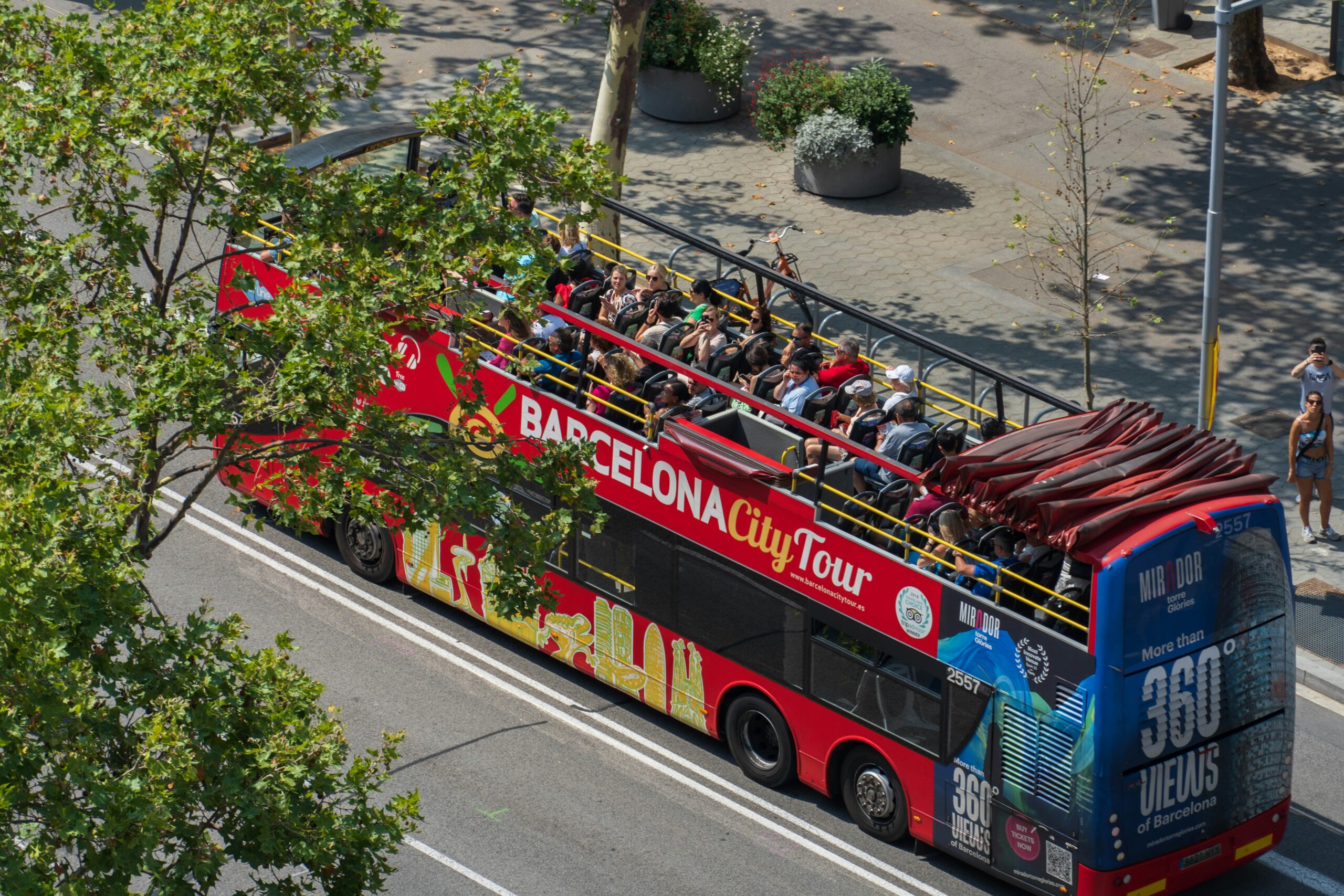 Ônibus turístico circula por Barcelona