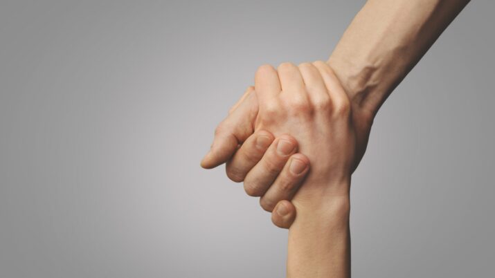 Aperto de mãos representando apoio entre amigos ou colegas de trabalho