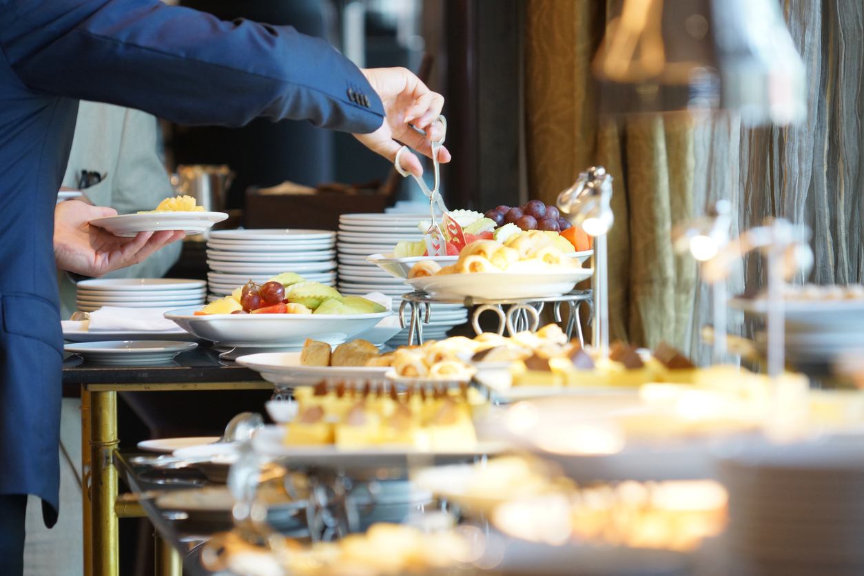 Buffet internacional no hotel para reuniões e seminários, jantar juntos.