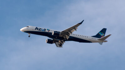 Avião da Azul Airlines, em foto de 2015, Embraer 195
