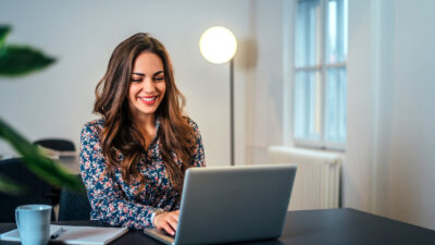 Empreendedora usando laptop no trabalho