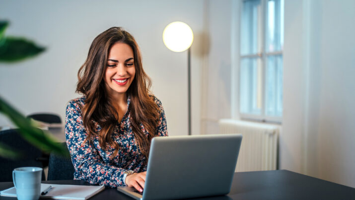 Empreendedora usando laptop no trabalho