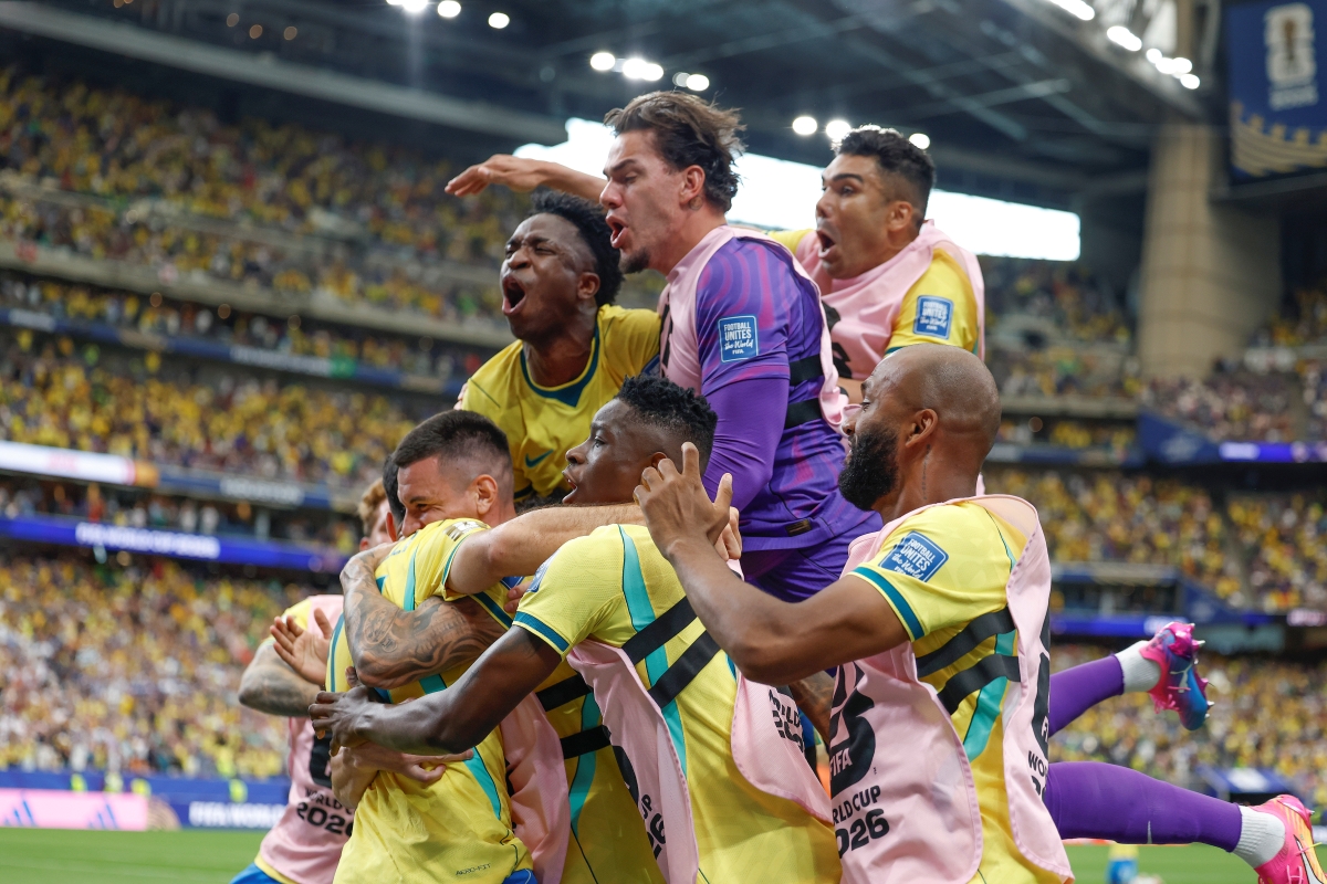 seleção comemorando segundo gol contra o