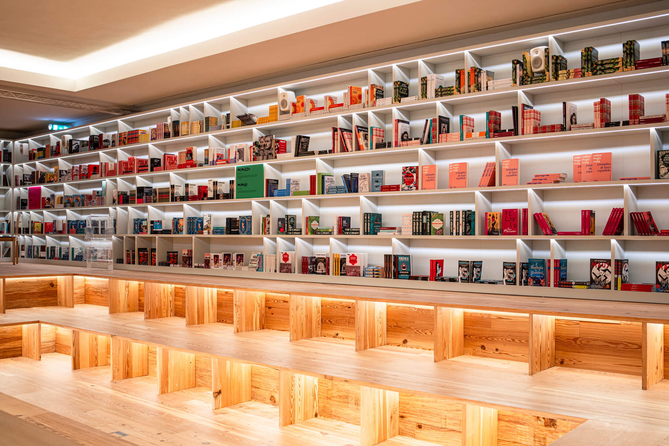 vários livros em estante branca