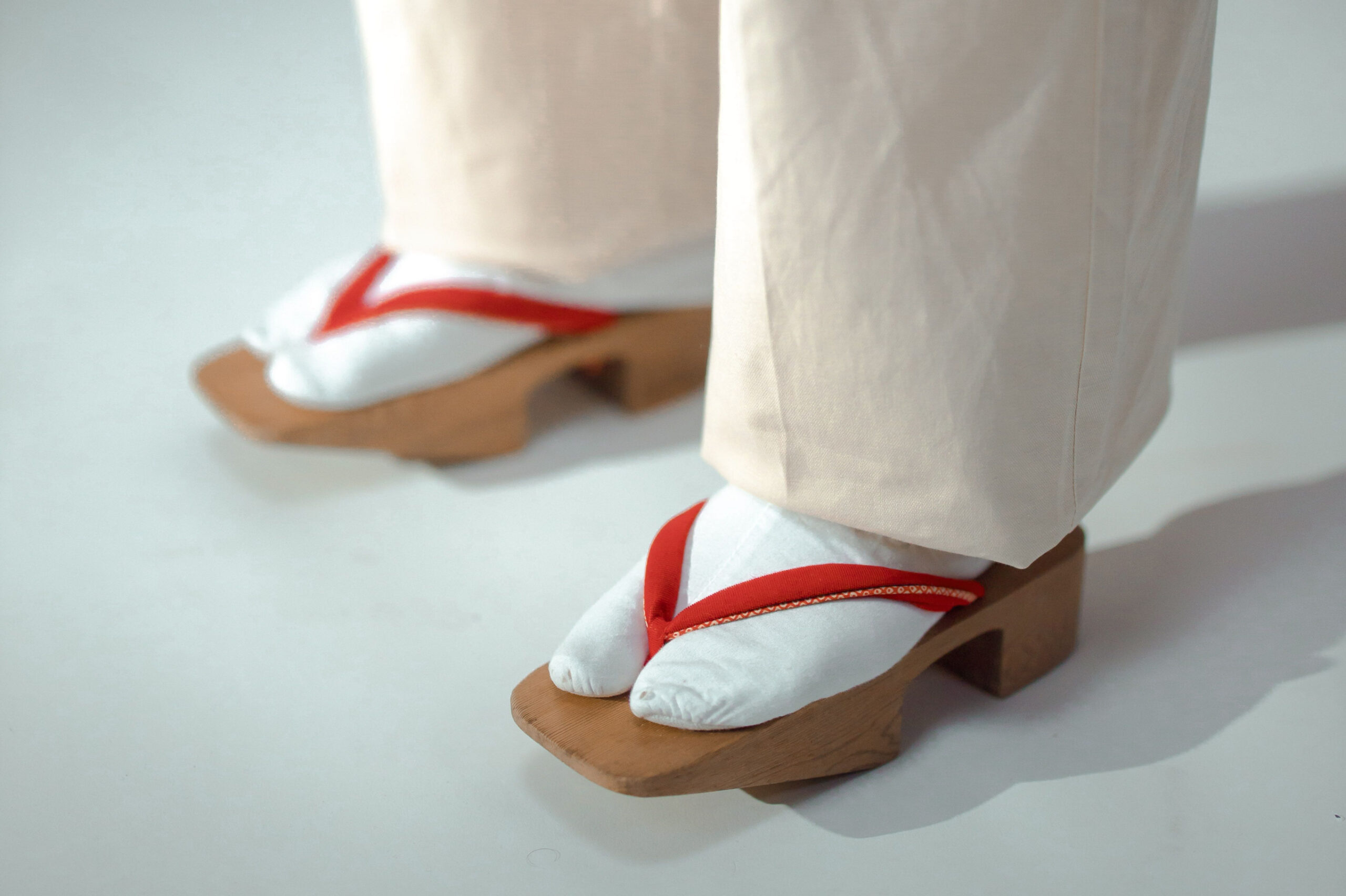 A tradicional sandália japonesa com meias tabi