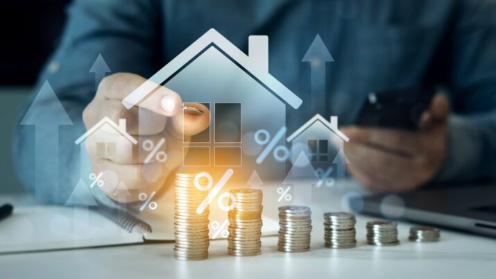 Imagem com uma casa e moedas para representar preços de imóveis