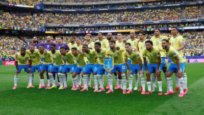 seleção brasileira enfileirada no estádio de futebol