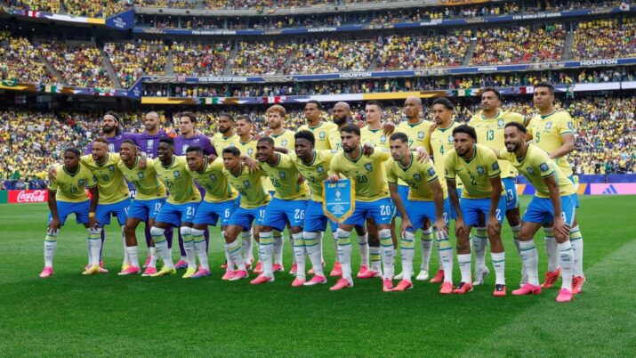seleção brasileira enfileirada no estádio de futebol