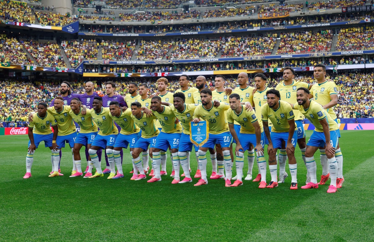 seleção brasileira enfileirada no estádio de futebol