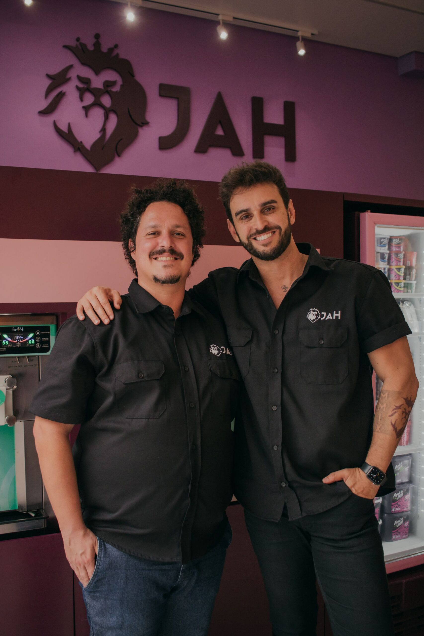 Sócios do Jah Açaí. À direita, o CEO Rafael Corte e, à esquerda, Diego Dutra, fundador e head de expansão