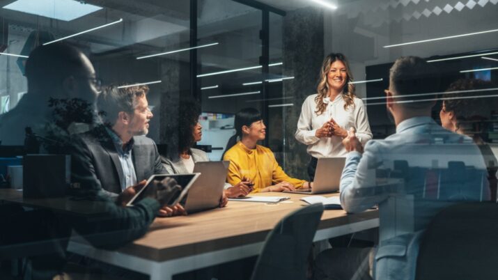 Mesa de reunião no trabalho para representar vagas de emprego, estágio e trainee