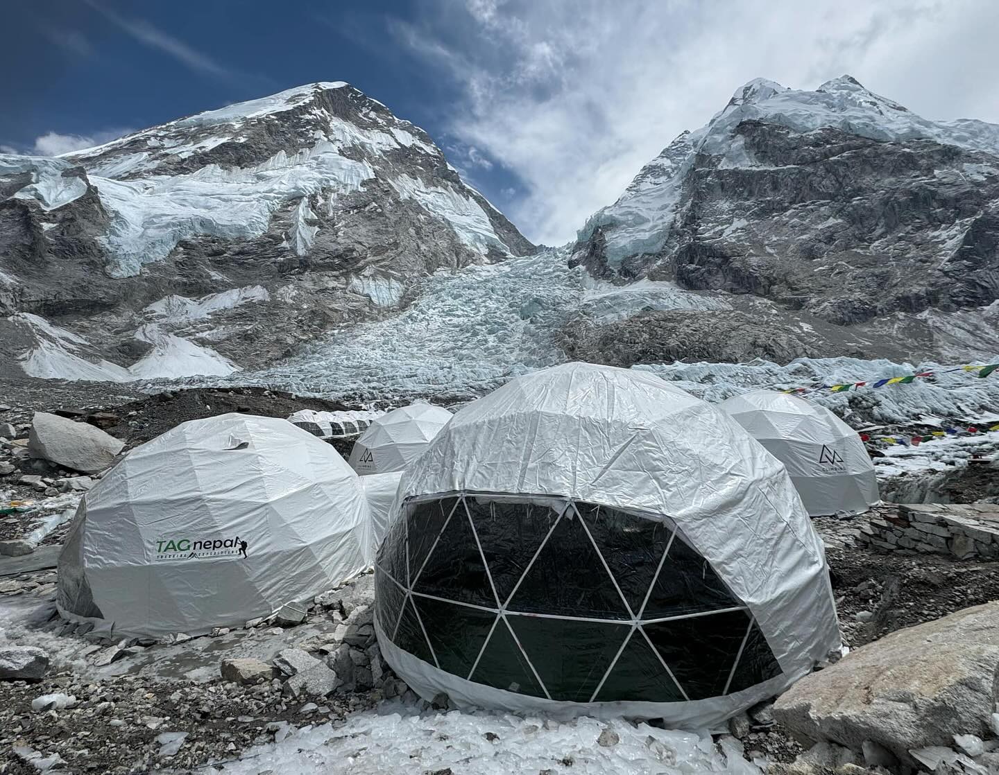 Agências de turismo no Nepal oferecem hospedagens confortáveis no Acampamento de Base do Everest