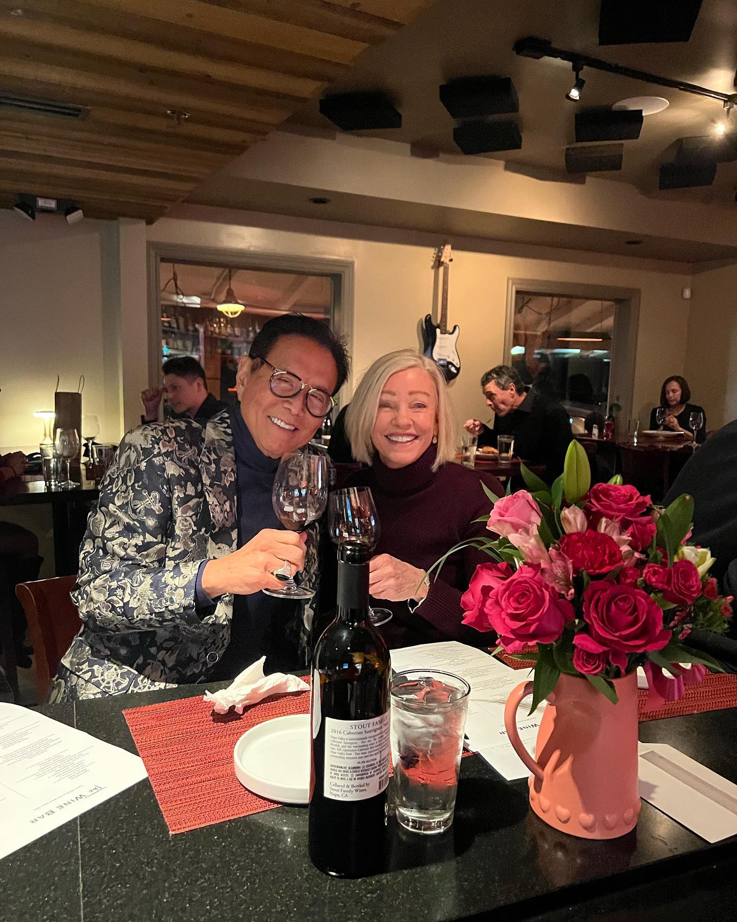 Robert Kiyosaki e a ex-esposa, Kim Kiyosaki, durante jantar